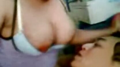 نوجوان در عكس سكسي لختي پنجره نشسته بود و یک جایزه قوی روی شمع تراشیده گرفت
